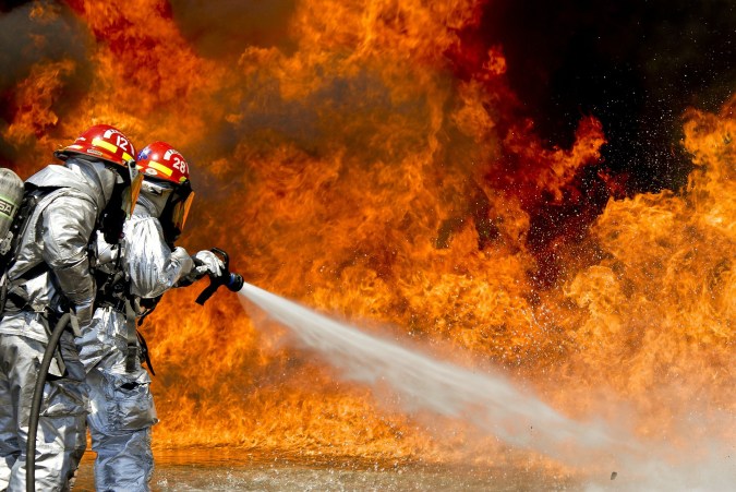 firefighters-115800_1920